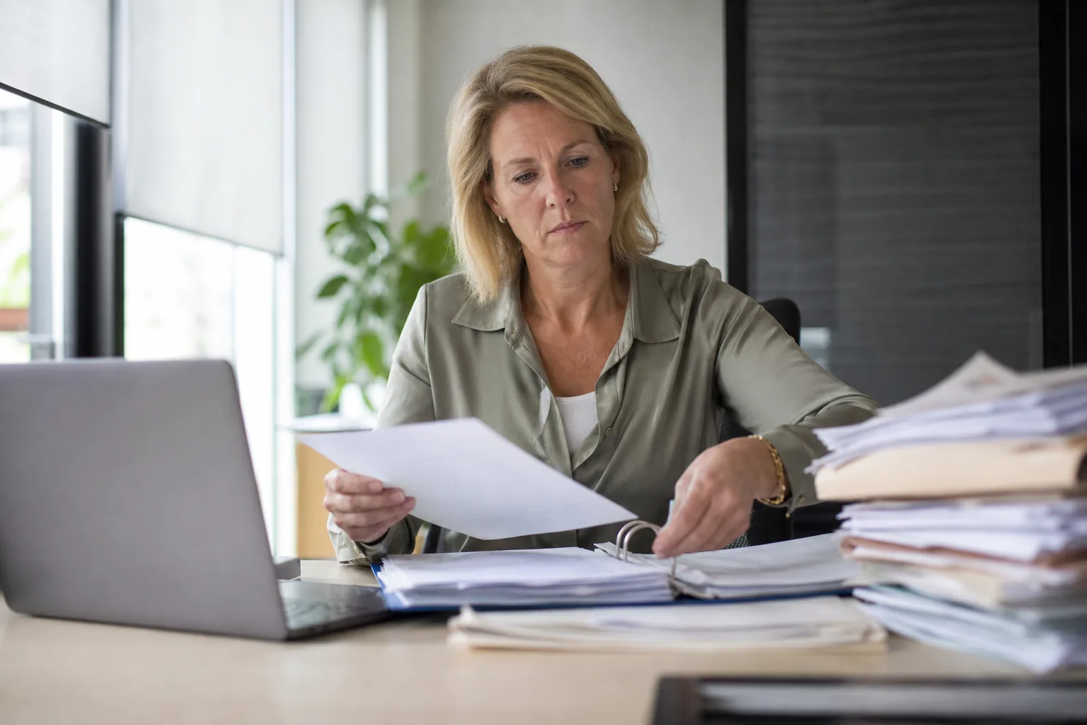 Administratief werk op een klein Nederlands kantoor. Beeld bij het artikel: Waarom is een ingevuld verwerkingsregister soms toch waardeloos en wat herstel je eerst?