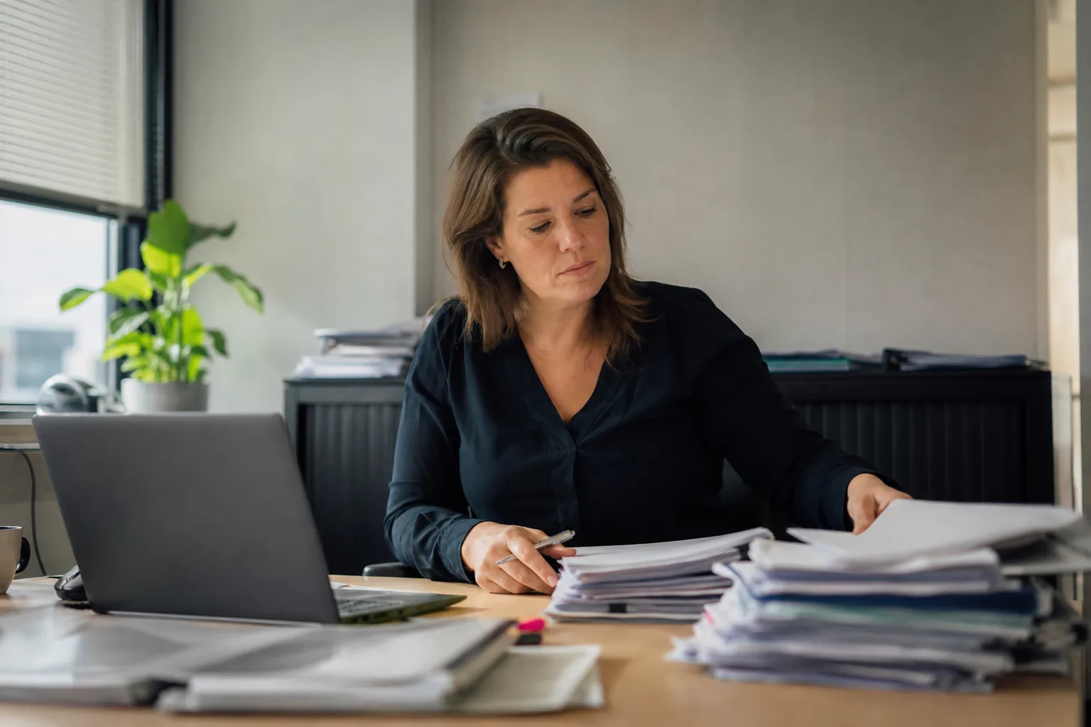 Administratief werk op een klein Nederlands kantoor. Beeld bij het artikel: Kun je je verwerkingsregister in Excel bijhouden of heb je software nodig?